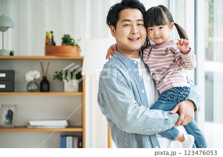 パパと娘のポートレート 123476053