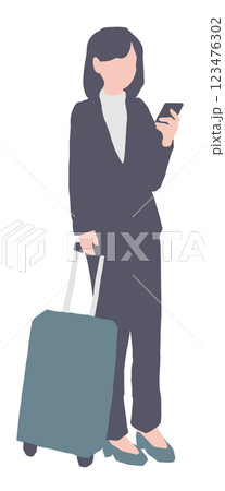 スーツケースを持ってスマホを見る女性 123476302