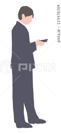 スマホを見るスーツを着た若い男性 スマホを見るスーツを着た若い男性 123476304