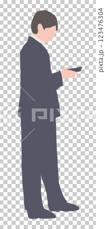 スマホを見るスーツを着た若い男性 スマホを見るスーツを着た若い男性 123476304
