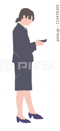スマホを見るスーツを着た女性 123476305