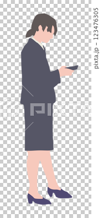 スマホを見るスーツを着た女性 123476305