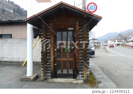 早池峰山のある岩手県大迫の山小屋風公衆電話ボックス 早池峰山のある岩手県大迫の山小屋風公衆電話ボックス 123476321