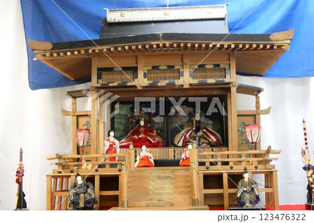 豪華な御所にまつられた江戸時代のおひな様 豪華な御所にまつられた江戸時代のおひな様 123476322