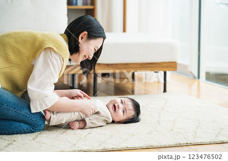 赤ちゃんをあやすママ 赤ちゃんをあやすママ 123476502