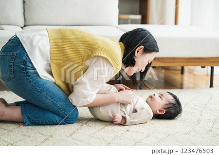 赤ちゃんをあやすママ 123476503