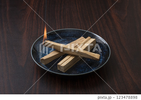 パロサントスティック　聖なる木　リラックス効果　イメージ素材 123478898