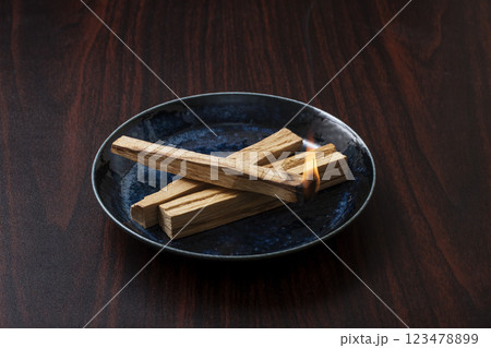 パロサントスティック　聖なる木　リラックス効果　イメージ素材 123478899