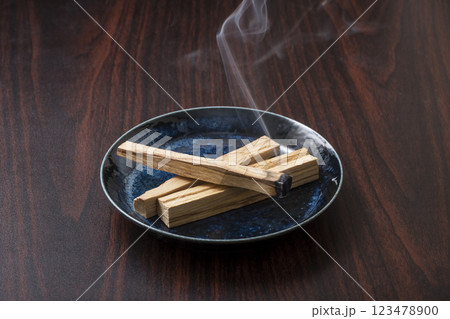 パロサントスティック　聖なる木　リラックス効果　イメージ素材 123478900