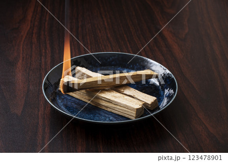 パロサントスティック　聖なる木　リラックス効果　イメージ素材 123478901