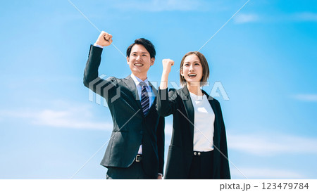 笑顔でガッツポーズをする男女2人のビジネスマン 123479784