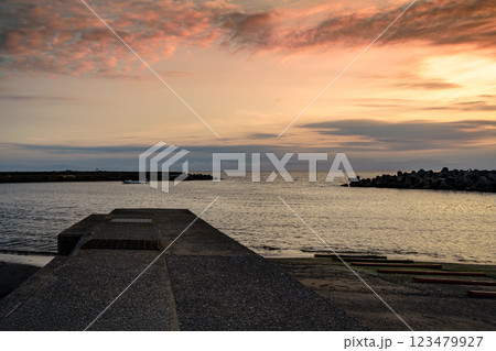 湘南エリア葉山の海岸で楽しむロマンチックな夕暮れ時間 湘南エリア葉山の海岸で楽しむロマンチックな夕暮れ時間 123479927