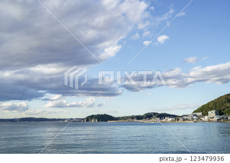 爽やかな青空と穏やかな波が広がる葉山・一色海岸の風景 123479936