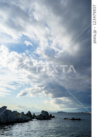 雲が流れる森戸海岸、葉山の美しい海岸線の魅力 123479937