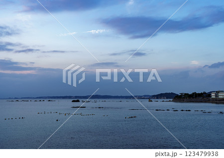葉山の一色海岸から望む湘南の絶景と広がる空 123479938