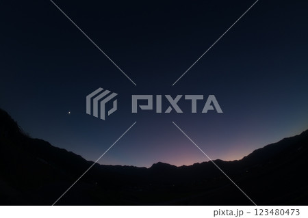 北杜市白州町、霜月7日南アルプスの上、上弦前の月掛かる夕暮れ空の色 123480473