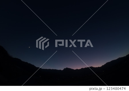 北杜市白州町、霜月7日南アルプスの上、上弦前の月掛かる夕暮れ空の色 北杜市白州町、霜月7日南アルプスの上、上弦前の月掛かる夕暮れ空の色 123480474