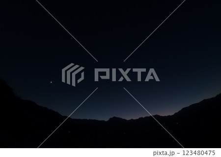 北杜市白州町、霜月7日南アルプスの上、上弦前の月掛かる夕暮れ空の色 123480475