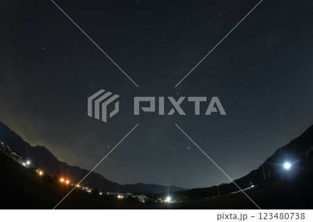 北杜市白州町、宵の空に傾く夏の名残の星々。夏の大三角 123480738