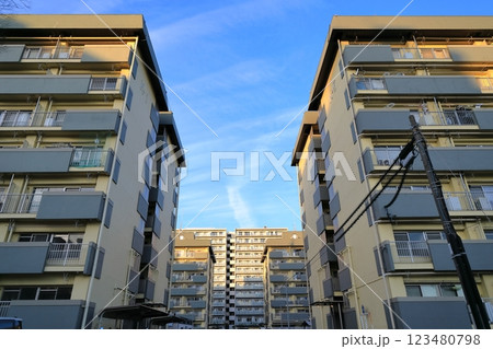 青空と集合住宅 青空と集合住宅 123480798