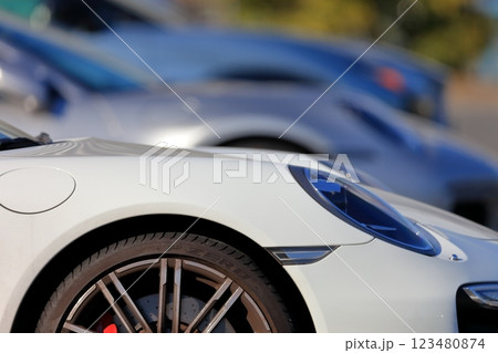 駐車場のスポーツカー　イメージ 123480874