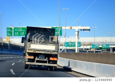 高速道路を走行中のダンプトラック　イメージ 123480940