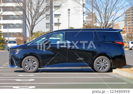駐車場の黒いミニバン　イメージ 123480959