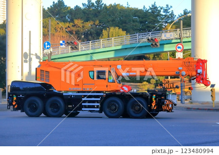 移動中のラフテレーンクレーン イメージ 移動中のラフテレーンクレーン イメージ 123480994