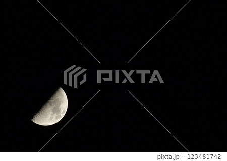 北杜市白州町、霜月上弦の月 123481742