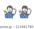 スマホを持ってOKサインを出す学生の男女 123481780