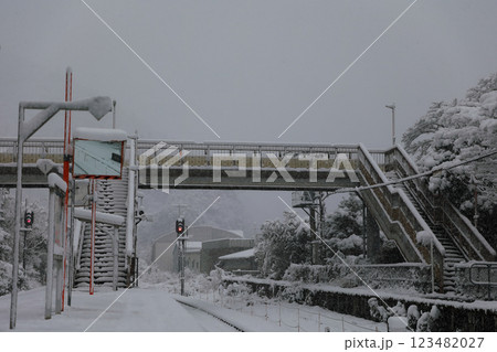 積雪の豊永駅　高知 123482027