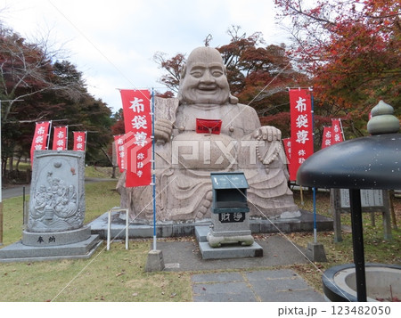日本一を誇る布袋様で有名な弥勒寺、兵庫県姫路市夢前町寺、書写山圓教寺の奥の院と呼ばれる天台宗の寺院 123482050