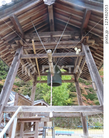 日本一を誇る布袋様で有名な弥勒寺、兵庫県姫路市夢前町寺、書写山圓教寺の奥の院と呼ばれる天台宗の寺院 123482053