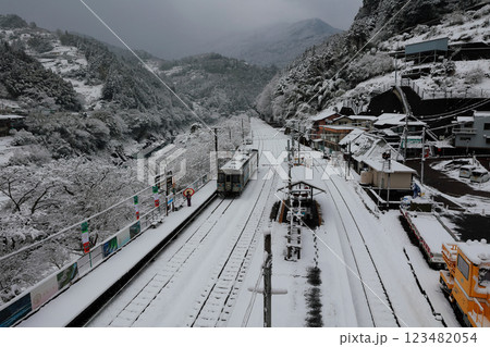 雪景色の祖谷　徳島の祖谷 123482054