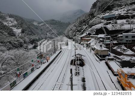 雪景色の祖谷　徳島の祖谷 123482055