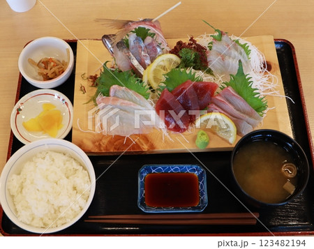 お刺身盛合せ定食 お刺身盛合せ定食 123482194