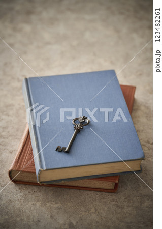 古い本の上に置かれたアンティークな鍵 123482261