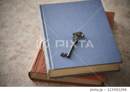 古い本の上に置かれたアンティークな鍵 123482266