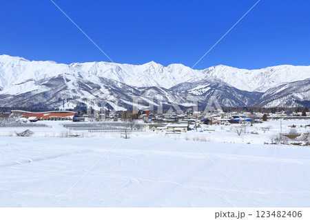 冬の白馬　快晴の白馬連峰 123482406