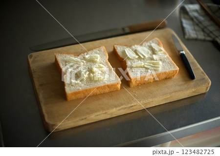 まな板の上でバターを塗った食パン まな板の上でバターを塗った食パン 123482725
