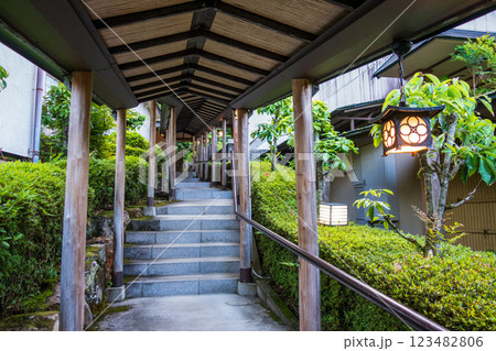 吊り行燈が素敵な和風旅館の回廊 吊り行燈が素敵な和風旅館の回廊 123482806