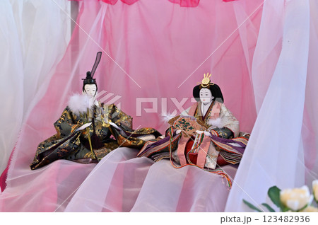 鴻巣びっくりひな祭り　花と音楽の館かわさと「花久の里」六角錐ひな壇・つるし雛　 123482936