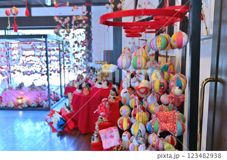 鴻巣びっくりひな祭り　花と音楽の館かわさと「花久の里」六角錐ひな壇・つるし雛　 123482938