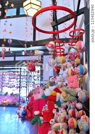 鴻巣びっくりひな祭り　花と音楽の館かわさと「花久の里」六角錐ひな壇・つるし雛　 123482940