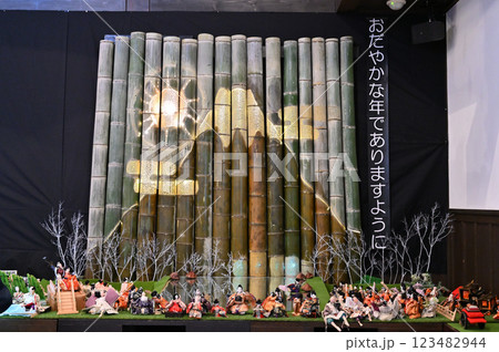 鴻巣びっくりひな祭り　花と音楽の館かわさと「花久の里」六角錐ひな壇・つるし雛　 123482944