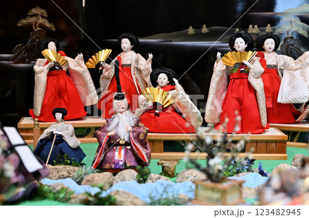 鴻巣びっくりひな祭り 花と音楽の館かわさと「花久の里」六角錐ひな壇・つるし雛 鴻巣びっくりひな祭り 花と音楽の館かわさと「花久の里」六角錐ひな壇・つるし雛 123482945