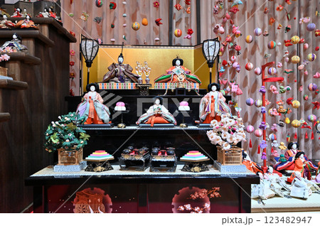 鴻巣びっくりひな祭り　花と音楽の館かわさと「花久の里」六角錐ひな壇・つるし雛　 123482947