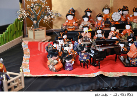 鴻巣びっくりひな祭り　花と音楽の館かわさと「花久の里」六角錐ひな壇・つるし雛　 123482952