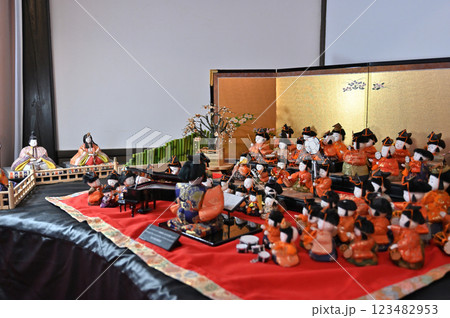鴻巣びっくりひな祭り　花と音楽の館かわさと「花久の里」六角錐ひな壇・つるし雛　 123482953
