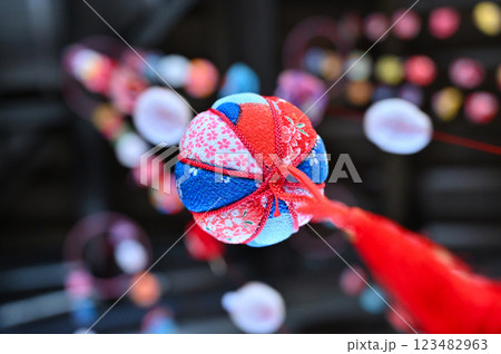 鴻巣びっくりひな祭り　花と音楽の館かわさと「花久の里」六角錐ひな壇・つるし雛　 123482963